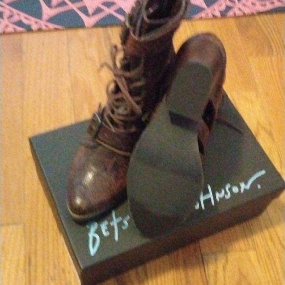 Brown snakeskin boots - Picture 3 of 3